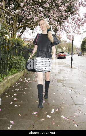 Leila Russack aka Miss Zagato entre les sessions de studio portant Rodebjer Haut en vinyle et balmain pour Puma Cara Delvigne sac de gym Banque D'Images