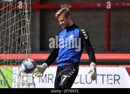 CRAWLEY, ANGLETERRE. 5 AVRIL Laurie Walker (gardien de but) d'Oldham Athletic s'échauffe avant le match Sky Bet League 2 entre Crawley Town et Oldham Athletic au Broadfield Stadium, Crawley, le lundi 5 avril 2021. (Credit: Eddie Garvey | MI News) Credit: MI News & Sport /Alay Live News Banque D'Images