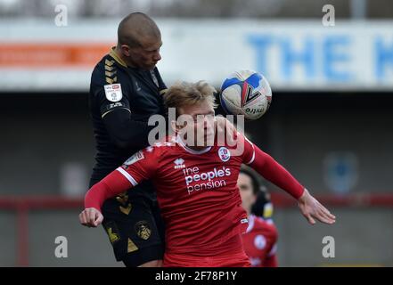 CRAWLEY, ANGLETERRE. 5 AVRIL Harry Clarke, de Oldham Athletic, se déroule avec Josh Wright de Crawley Town lors du match Sky Bet League 2 entre Crawley Town et Oldham Athletic au Broadfield Stadium, Crawley, le lundi 5 avril 2021. (Credit: Eddie Garvey | MI News) Credit: MI News & Sport /Alay Live News Banque D'Images