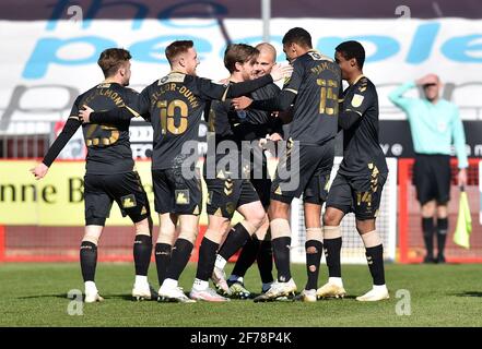 Crawley, Royaume-Uni. 05 avril 2021. CRAWLEY, ANGLETERRE. 5 AVRIL le conor McAleny d'Oldham Athletic célèbre le troisième but de son côté du jeu lors du match Sky Bet League 2 entre Crawley Town et Oldham Athletic au Broadfield Stadium, Crawley, le lundi 5 avril 2021. (Credit: Eddie Garvey | MI News) Credit: MI News & Sport /Alay Live News Banque D'Images