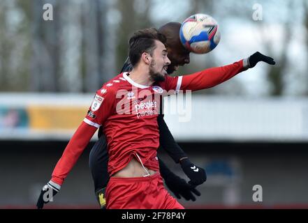 Crawley, Royaume-Uni. 05 avril 2021. CRAWLEY, ANGLETERRE. 5 AVRIL les défenses Dylan Bahamboula d'Oldham Athletic avec Ashley Nadesan de Crawley Town pendant le match Sky Bet League 2 entre Crawley Town et Oldham Athletic au Broadfield Stadium, Crawley, le lundi 5 avril 2021. (Credit: Eddie Garvey | MI News) Credit: MI News & Sport /Alay Live News Banque D'Images