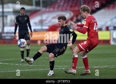 Crawley, Royaume-Uni. 05 avril 2021. CRAWLEY, ANGLETERRE. 5 AVRIL Oldham Athletic's Alfie McCalmont Tussles avec Josh Wright de Crawley Town pendant le match Sky Bet League 2 entre Crawley Town et Oldham Athletic au Broadfield Stadium, Crawley, le lundi 5 avril 2021. (Credit: Eddie Garvey | MI News) Credit: MI News & Sport /Alay Live News Banque D'Images