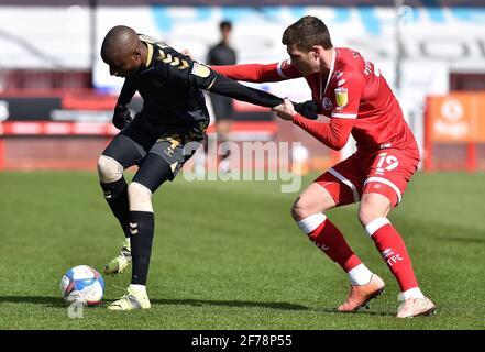 Crawley, Royaume-Uni. 05 avril 2021. CRAWLEY, ANGLETERRE. 5 AVRIL les défenses Dylan Bahamboula d'Oldham Athletic avec Jordan Tunnicliffe de Crawley Town pendant le match Sky Bet League 2 entre Crawley Town et Oldham Athletic au Broadfield Stadium, Crawley, le lundi 5 avril 2021. (Credit: Eddie Garvey | MI News) Credit: MI News & Sport /Alay Live News Banque D'Images