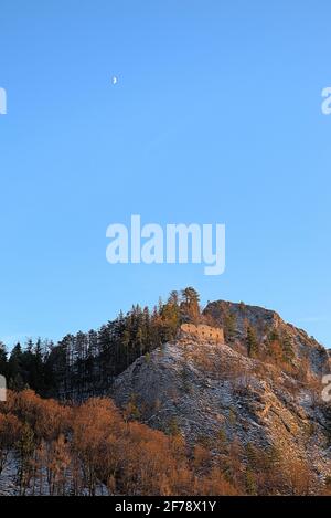 Ruines du château de Vrsatec au coucher du soleil en hiver, Carpates blanches, Slovaquie, image verticale Banque D'Images