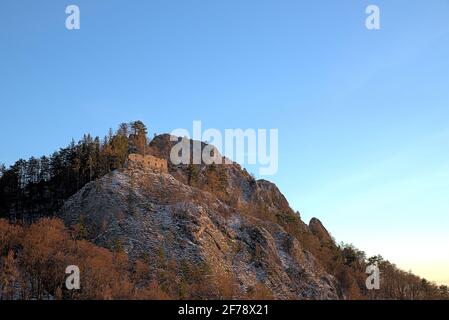 Ruines du château de Vrsatec au coucher du soleil en hiver, Carpates blanches, Slovaquie Banque D'Images