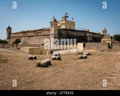 Le conduit du fort Santa Luzia à Elvas avec ses boîtes de sentry sur les coins et le gouverneur construit en haut de lui, comme vu de la deuxième ligne de fortification. Banque D'Images