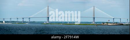 Un panorama du pont Arthur Ravenel Jr. Qui traverse la rivière Cooper de Charleston à Mount Pleasant, en Caroline du Sud Banque D'Images