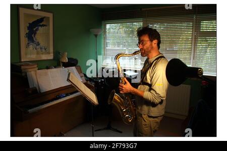 Tim Whitehead joue le sax chez lui à Ham, Richmond.pic David Sandison 8/10/03 Banque D'Images