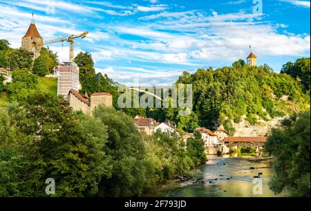 La Sarine avec pont couvert à Fribourg, Suisse Banque D'Images