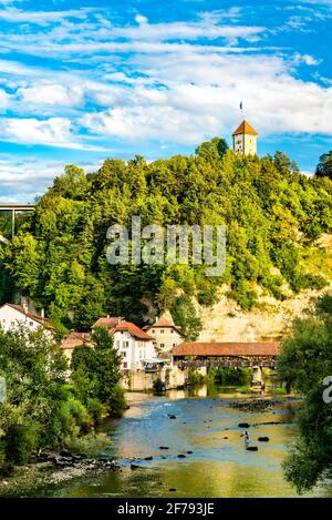 La Sarine avec pont couvert à Fribourg, Suisse Banque D'Images