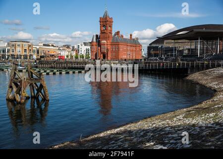 Cardiff, Royaume-Uni. 2 mai 2017. Vue sur les quais de Cardiff vers le bâtiment de style Renaissance gothique française de catégorie I de la baie de Cardiff. Il a été construit en 1897 par l'architecte William Frame comme siège social de la société Bute Dock et sa tour d'horloge est connue localement sous le nom de "Baby Big Ben". Crédit : Mark Kerrison/Alamy Live News Banque D'Images