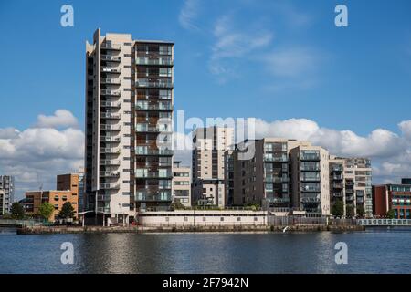 Cardiff, Royaume-Uni. 2 mai 2017. Des appartements modernes sont situés à côté de Roath Basin, dans les quais de Cardiff. Crédit : Mark Kerrison/Alamy Live News Banque D'Images