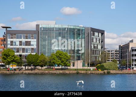 Cardiff, Royaume-Uni. 2 mai 2017. Des appartements modernes sont situés à côté de Roath Basin, dans les quais de Cardiff. Crédit : Mark Kerrison/Alamy Live News Banque D'Images