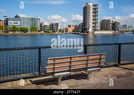 Cardiff, Royaume-Uni. 2 mai 2017. Un banc situé en face de blocs modernes d'appartements à côté de Roath Basin à Cardiff Docks. Crédit : Mark Kerrison/Alamy Live News Banque D'Images