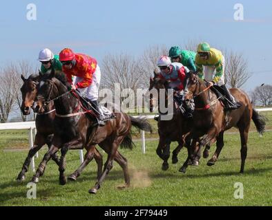 Courses hippiques au Royaume-Uni et en Irlande. Down Royal Racecourse, Lisburn, Irlande du Nord. 17 mars 2021, Réunion nationale de chasse de la Saint-Patrick. Bluegrasshorsefeed.com Maiden course de haies, tenue derrière des portes fermées. Le cheval de course Turkestan est monté par Peter Carberry, formé par Mark Michael McNiff et détenu par Martin H McGowan. A l'intérieur du cheval Pont du Gard, monté par L P Dempsey. Banque D'Images