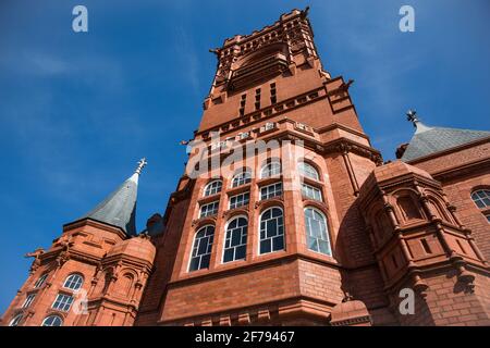 Cardiff, Royaume-Uni. 2 mai 2017. Le bâtiment Renaissance Pierhead, classé de classe I, est situé dans la baie de Cardiff. Il a été construit en 1897 par l'architecte William Frame comme siège social de la société Bute Dock et sa tour d'horloge est connue localement sous le nom de "Baby Big Ben". Crédit : Mark Kerrison/Alamy Live News Banque D'Images