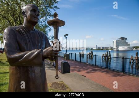 Cardiff, Royaume-Uni. 2 mai 2017. La statue de la paix de Sri Chinmoy World Harmony est photographiée à côté de la baie de Cardiff. La statue a été donnée à la ville de Cardiff par le World Harmony Run annuel pour marquer son 25e anniversaire. Crédit : Mark Kerrison/Alamy Live News Banque D'Images