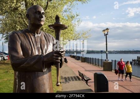 Cardiff, Royaume-Uni. 1er mai 2017. La statue de la paix de Sri Chinmoy World Harmony est photographiée à côté de la baie de Cardiff. La statue a été donnée à la ville de Cardiff par le World Harmony Run annuel pour marquer son 25e anniversaire. Crédit : Mark Kerrison/Alamy Live News Banque D'Images