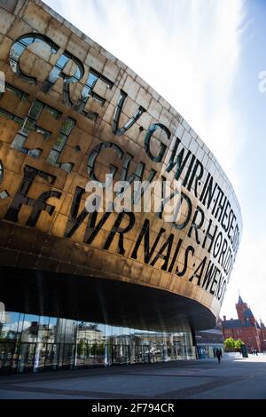 Cardiff, Royaume-Uni. 2 mai 2017. Le Wales Millennium Centre à Cardiff Bay. Centre national des arts, le Wales Millennium Centre comprend un grand théâtre et deux salles plus petites et a ouvert ses portes le 22 janvier 2009. Crédit : Mark Kerrison/Alamy Live News Banque D'Images