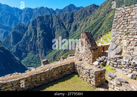 Ancienne inca abritant les montagnes des Andes, Machu Picchu, Cusco, Pérou. Banque D'Images