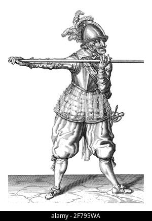 Un soldat, pleine longueur, portant une brochette (lance) avec les deux mains horizontalement à hauteur d'épaule, gravure vintage. Banque D'Images