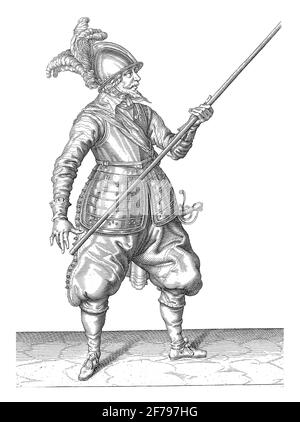 Un soldat, pleine longueur, portant une brochette (lance) avec sa main gauche par son côté droit, pointant la pointe oblique vers le haut, gravure vintage. Banque D'Images