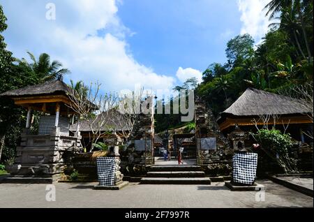 Le temple de Gunung Kawi est un ancien temple hindou serein au milieu des rizières, connu pour ses sanctuaires sculptés dans une falaise. Banque D'Images