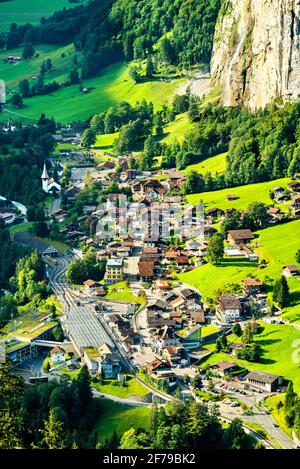 Vue sur le Lauterbrunnen dans les Alpes suisses Banque D'Images