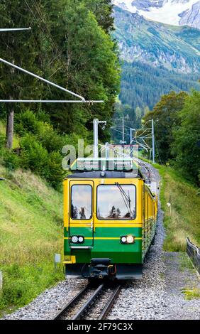 Train sur le chemin de fer de Wengernalp à Lauterbrunnen, Suisse Banque D'Images