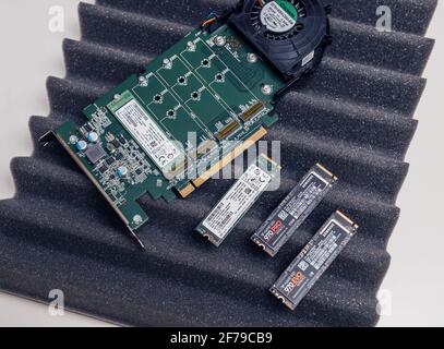 Nouveau disque Dell Ultra Speed Drive Quad NVMe M2 avec Plusieurs disques NVME Banque D'Images