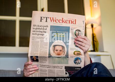 Financial Times Weekend Journal d'affaires avec titre principal le monde Après Covid par Yuval Noah Harari écrivain Banque D'Images