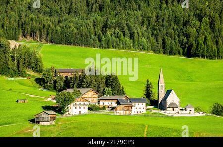 Chruch de Santa Maddalena aux Dolomites en Italie Banque D'Images