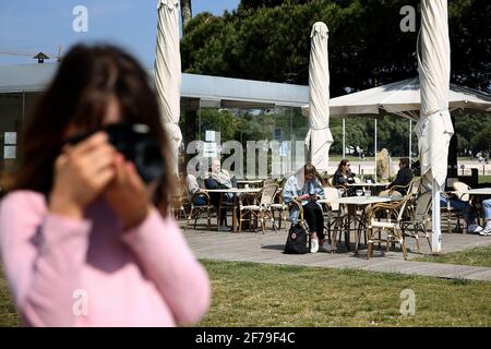 Lisbonne, Portugal. 5 avril 2021. Les gens s'assoient sur une terrasse de café à Lisbonne, Portugal, le 5 avril 2021. Le président portugais Marcelo Rebelo de Sousa a appelé lundi à un « effort national de tous pour éviter les revers » au début de la deuxième phase du programme de confinement du pays. Crédit: Pedro Fiuza/Xinhua/Alay Live News Banque D'Images