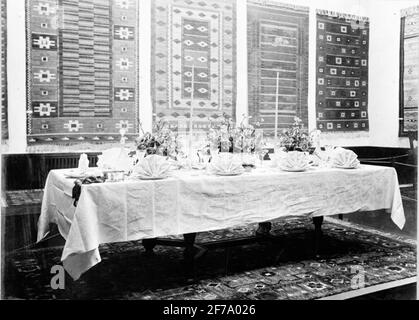 Bâtiment et séjour 'exposition à Liljevalchs Konstthall 1928.Dovådabord avec des serviettes cassées. Tentures mates sur les murs. Banque D'Images
