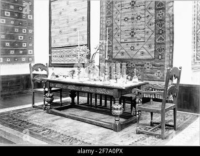 Bâtiment et séjour 'exposition à Liljevalchs Konsthall 1928.Supper table. Tentures mates sur les murs. Banque D'Images