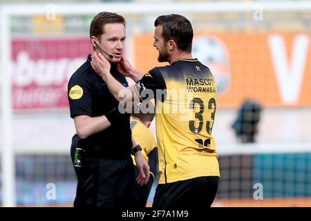 KERKRADE, PAYS-BAS - AVRIL 5: Arbitre Ingmar Oostrom, Erik Falkenburg de Roda JC pendant le match de Keuken Kampioen Dutch entre Roda JC an Banque D'Images