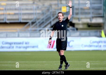 KERKRADE, PAYS-BAS - AVRIL 5 : arbitre Ingmar Oostrom lors du match de Keuken Kampioen Divisiie entre Roda JC et Almere City FC à Parkstad Banque D'Images