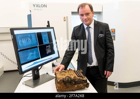 01 avril 2021, Schleswig-Holstein, Lübeck: Thorsten Buzug, directeur général de l'institution de recherche Fraunhofer pour la technologie médicale individualisée et cellulaire (IMTE), montre une machine de chiffrement Enigma qui a été examinée avec un tomographe informatique du département de technologie médicale. En novembre et janvier, les plongeurs de recherche ont trouvé un total de sept Enigmas par simple coïncidence tout en récupérant des filets fantômes et une hélice dans la mer Baltique et sur le fond de la rivière Schlei. Aujourd'hui, une des machines est située dans une tomographie informatique à l'Institut Fraunhofer de Lübeck pour individualiser Banque D'Images