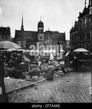 Icône SkiopT avec motifs de marché sur la place devant l'hôtel de ville de Halle.l'image a été stockée en carton étiqueté: Le voyage 1902. Halle 7. Texte sur l'image: 'Altes Rathhaus Banque D'Images