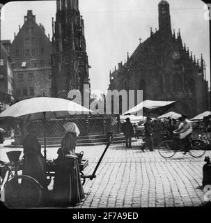 Icône SkiopT avec motifs de Schöner Brunnen (fontaine) à Nuremberg. L'image a été stockée dans un carton étiqueté: Le voyage 1907. Bamberg 2. Nuremberg 6. 295 .. Texte sur image: 'Schöner Brunn'. Banque D'Images