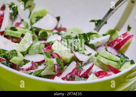 Salade verte dans un grand bol, servi sur la table de fête Banque D'Images