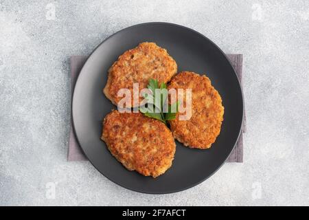 Côtelettes de sarrasin avec fromage et persil sur une assiette espace de copie de nourriture saine alimentation, vue du dessus. Banque D'Images
