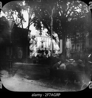 Image icône de SkiopT avec motifs Société sur le banc de parc par Fontaine à l'extérieur de l'Hostal Alameda, Grenade.l'image a été stockée en carton étiqueté: Höstesan 1910. Paysage 2. Grenade 7. Non 6 .. Texte sur l'image : 'en dehors de l'hôte. Alameda Banque D'Images