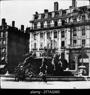 Icône SkiopT avec motifs de la fontaine, Fontaine Bartholdi.l'image a été stockée en carton étiqueté: Höstesan 1907. Lyon 5. Vienne 2. Non 1. Texte sur l'image: 'Funtain Bartoldi'. Banque D'Images