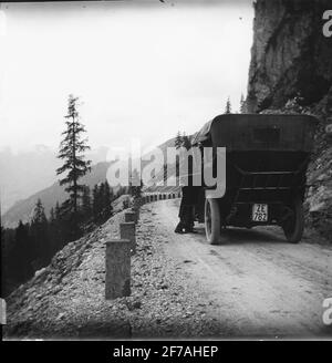 Image Skioptique avec motifs de voiture sur route, col de montagne, Tyrol du Sud. L'image a été stockée dans un carton étiqueté: Le voyage 1909. Meran - roulettes.9. N 24. Banque D'Images