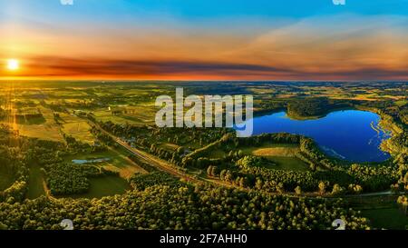 Coucher de soleil à Masuria dans le nord-est de la Pologne Banque D'Images