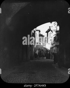 Icône SkiopT avec motifs de rue à Bozen, Streifer Strasse. L'image a été stockée en carton étiqueté Höstesan 1904. Pordoi 8. Bozen 6. N: 17. Texte sur l'image: 'Der Streifer Strasse'. Banque D'Images