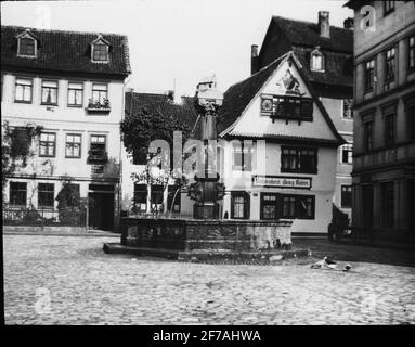 Icône SkiopT avec motifs de la fontaine la chapelle bien en Platz et der Kapelle à Meiningen.l'image a été stockée dans un carton étiqueté: Spring Travel 1910. Weimar 3. Meiningen 3. IV Banque D'Images