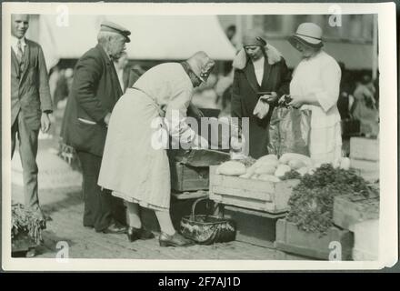 Les tomates et les concombres sont examinés '.' La vie quotidienne en Suède 1930 'l'actualité d'aujourd'hui a annoncé un concours de photos le 15 juin 1930 pour les photographes amateurs. Le thème était que" dans des photographies logiquement cohésives fournissent un aperçu des formes originales ou quotidiennes de la vie du peuple suédois, en week-end et le Möcken. « le modèle des contributions à la compétition était la célèbre page d'images », raconte le photographe « dans l'actualité d'aujourd'hui, dimanche. Le nombre de photographies dans chaque série serait d'au moins 10, pas plus de 12.Som le comité de la prison a travaillé deux des employés du journal et le professeur associé John Banque D'Images