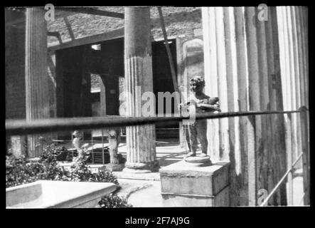 Image de Skioticon du Département de la photographie de l'Institut royal de technologie. Motifus représentant une cour d'atrium probable à Pompéi, dans le sud de l'Italie. La photo est probablement prise par John Hertzberg lors d'un voyage en Europe .. Banque D'Images